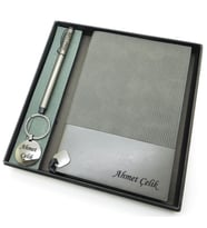 Signator® Codex  N149 Kişiye Özel Defterli Set - İsme Özel Gri Kalem + İsme Özel Gri Defter + İsme Özel Anahtarlık  İsme Özel Kutusunda Hediyelik Set (Karışık)