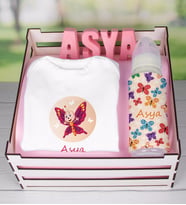 eJOYA Ahşap Sandıkta Kişiye Özel Zıbın Biberon Ve Taş İsimlik Bebek Hediye Seti 109487 (Pembe)