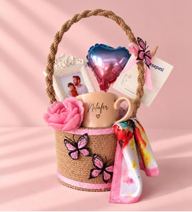 Ng Gifts Premium Kelebek Süslemeli Silindir Sepette Kişiye Özel İsimli Kupa, Fotoğraflı Çerçeve ve Fular Hediye Seti