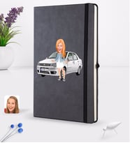 BK Gift Kişiye Özel Plakalı Kadın Fiat Albea Karikatürlü Siyah Termo Deri Defter 16x24cm Model 2