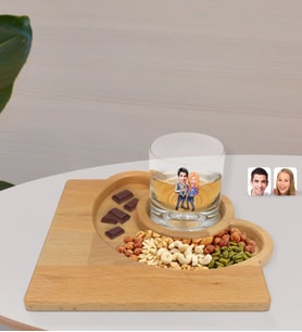 BK Gift Kişiye Özel Sevgililer Karikatürlü Viski Bardağı ve Doğal Masif Ahşap Yarım Ay Sunum Tabağı Çerezlik Hediye Seti-50