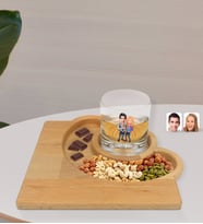 BK Gift Kişiye Özel Sevgililer Karikatürlü Viski Bardağı ve Doğal Masif Ahşap Yarım Ay Sunum Tabağı Çerezlik Hediye Seti-50