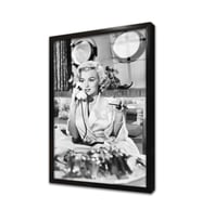 Siyah Beyaz Marilyn Monroe Çerçeveli Cam Tablo