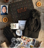 Kişiye Özel Karikatürlü Best Mom Ever Anneye Hediye Hediye Kutusu - Kişiye Özel Lüks Fincan, Bere, Eldiven, Mum, Fotoğraf 10 Adet Anneler Günü Hediyesi