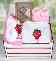 eJOYA Ahşap Sandıkta Kişiye Özel Zıbın Önlük Fotoğraf Çerçevesi Ve Patik Bebek Hediye Seti 109417 (Model 2)