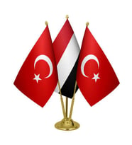Masa Üstü Yemen Bayrağı Türk Bayrağı Üçlü Pirinç Direk Masa Bayrak Seti