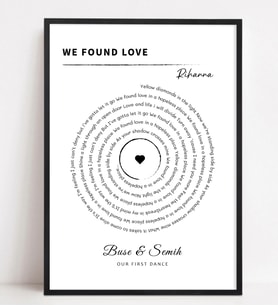 Bizim Şarkımız, Özelleştirilebilir Müzik Hediyesi, Yıldönümü Hediyesi, Düğün Şarkı Dansı, Siyah Çerçeveli Tablo, 21x30, Beyaz Arka Plan