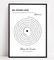 Bizim Şarkımız, Özelleştirilebilir Müzik Hediyesi, Yıldönümü Hediyesi, Düğün Şarkı Dansı, Siyah Çerçeveli Tablo, 21x30, Beyaz Arka Plan