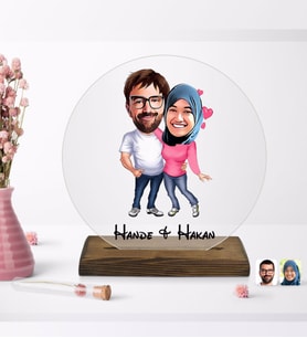 BK Gift Kişiye Özel Sevgililer Karikatürlü Yuvarlak Ahşap Standlı Biblo-58