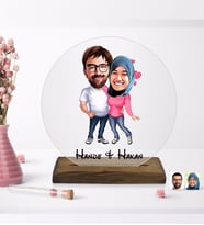 BK Gift Kişiye Özel Sevgililer Karikatürlü Yuvarlak Ahşap Standlı Biblo-58