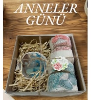 Anneler Günü Hediyesi  2 Adet Lüks Havlu ve Dekoratif Kokulu Mum Seti  Şık ve Zarif Hediye Kutusu (Lila-Pembe-Gri)