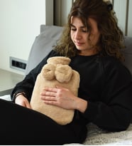Yumuşak Peluş Su Torbası Kılıfı Kurdele Detaylı, Sıcak Tutan Tasarım Bej