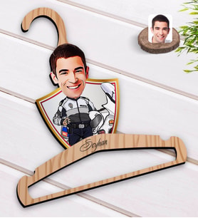 BK Gift Kişiye Özel Erkek Yunus Polis Karikatürlü Standart Boy Ahşap Elbise Askısı-1