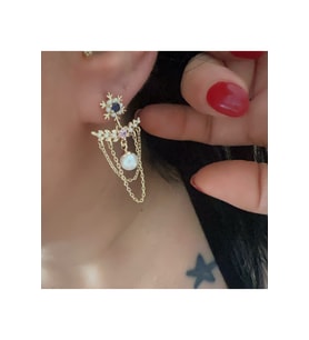 XUPING 14K GOLD RENK, ÜZERİNDE LACİVERT, PEMBE TAŞ BULUNAN, ZİNCİR SALLANTILI, İNCİLİ KÜPE ACR0098