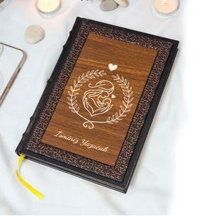 Anne Bebek Desenli Termo Deri + Ahşap Anı Defteri - Çizgili Defter - Hediyelik (17x24 cm- 320 Sayfa)
