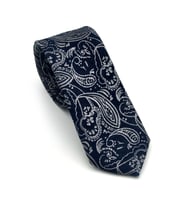 Gri Şal Desenli Lacivert Dokuma Kumaş Mendilli Slim Fit Kravat // SDK-2607-2