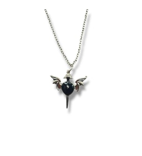 Wings and Sword Siyah Kalp Figürlü Unisex Kolye – Güçlü, Gotik ve Özgün Tasarım