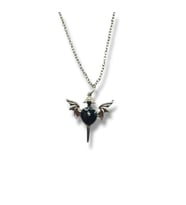 Wings and Sword Siyah Kalp Figürlü Unisex Kolye – Güçlü, Gotik ve Özgün Tasarım