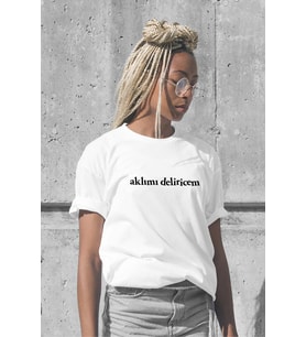 "Aklımı Deliricem" Baskılı Unisex T-shirt/Tişört - TÜM YAŞ GRUPLARI (Beyaz)