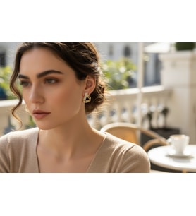 STİL İNCİSİ/XUPING JEWELRY ÜÇGEN ZİRKON TAŞLI KÜPE (Altın Rengi)