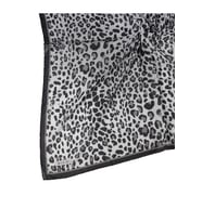 Mısırlı Eşarpları Leopar Desenli Star Krep Eşarp (Beyaz - Siyah - Gri)