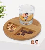 BK Gift Kişiye Özel Evleniyoruz Karikatürlü Viski Bardağı ve Doğal Masif Ahşap Yuvarlak Sunum Tabağı Çerezlik Hediye Seti-4