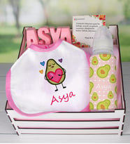 eJOYA Ahşap Sandıkta Kişiye Özel Önlük Biberon Ve Taş İsimlik Bebek Hediye Seti 109541 (Pembe)