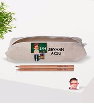 Çocuklara Özel İsimli Sınıflı Erkek Öğrenci Karikatürlü Keten Okul Kalemliği ve Ahşap Kurşun Kalem Hediye Seti-4