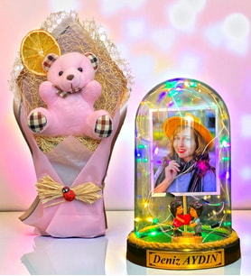 Sizlere Özel İsimli Fotoğraflı Renkli Led Işıklı Fanus ve Pembe Peluş Ayıcık Buketi (Model 6)
