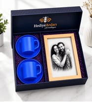 Kişiye Özel Karakalem Fotoğraflı Ahşap Çerçeve ve 2'li Mavi 100 ml Kahve Fincanı Premium Hediye Seti