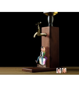 BK Gift Kişiye Özel Sevgililer Karikatürlü Musluklu Ahşap Viski Standı-16, Viski Çeşmesi, Doğum Günü Hediyesi, İçecek Dispenseri