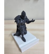 Diz Çökmüş Şovalye Kalem Tutucu – Orta Çağ Temalı Dekoratif 3D Obje