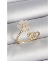 Pirinç Gold Renk Beyaz Mineli Çiçek Model Zirkon Taş Detay Kadın Yüzük (Altın)