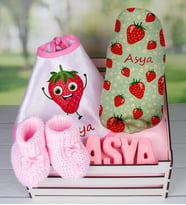 eJOYA Ahşap Sandıkta Kişiye Özel Önlük Battaniye Taş İsimlik Ve Patik Bebek Hediye Seti 109753 (Mavi)
