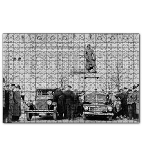 Cakapuzzle İnsanlar 1927 Volvo PV4 Modelini İncelerken  Puzzle Yapboz MDF (Ahşap) (120 Parça)