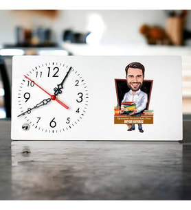 Beyaz Gömlekli Öğretmen Karikatürlü Masa Saati