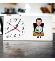 Beyaz Gömlekli Öğretmen Karikatürlü Masa Saati