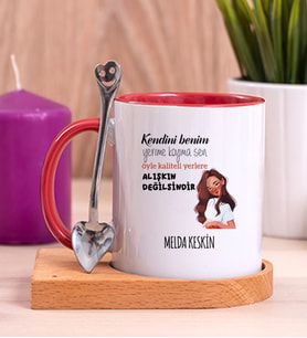Kişiye Özel Alışıkın Değilsindir Tasarım Esprili Ahşap Altlıklı Kırmızı Kupa
