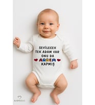 “Sevilecek Tek Adam Var, Onu da Annem Kapmış” Yazılı,Uzun Kollu Bebek Body %100 Pamuk Çıtçıtlı Zıbın (Beyaz)