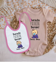 BK Kids Kişiye Özel Burada Patron Benim Tasarımlı Pembe %100 Pamuklu Kısa Kol Bebek Body Zıbın ve Mama Önlüğü Hediye Seti