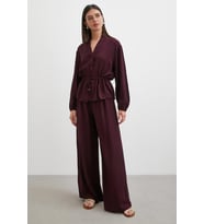 Bordo Kemerli Düğmeli Bluz ve Bol Paça Pantolon Takım