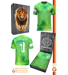 Galatasaray Orijinal Lisanslı Muslera Match Day Çocuk T-shirt Gs Aslan Baskılı Hediyelik Ahşap Kutulu (Yeşil)