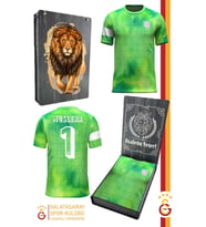 Galatasaray Orijinal Lisanslı Muslera Match Day Çocuk T-shirt Gs Aslan Baskılı Hediyelik Ahşap Kutulu (Yeşil)