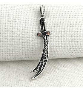 925 Ayar Gümüş Kırmızı Taşlı La Feta İlla Ali La Seyfe İlla Yazılı Zülfikar Kolye Ucu