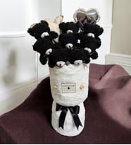 Siyah Beyaz Tasarımıyla Mini Lale Yastık ve Mini Kalp Balon Peluş Vazo Tasarımlı Buket