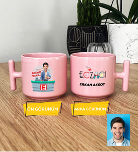 Kişiye Özel Karikatürlü Eczacı Hediye Pastel T Kupa Erkek Ezacıya Tıp Bayramı Hediyesi (Pembe)