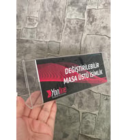 Yönline 25x8 Cm Şeffaf Pleksi Değiştirilebilir Masaüstü Isimlik