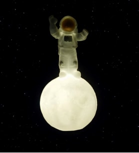 Ay Üstünde Astronot Tasarımlı Gece Lambası