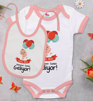 BK Kids Kişiye Özel Mekanın Sahibi Geliyor Tasarımlı Pembe Bebek Body Zıbın ve Mama Önlüğü Hediye Seti