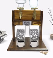 BK Gift Kişiye Özel Renkli Baskılı İsimli İkili Rakı Bardağı ve Çift Musluklu Doğal Ahşap Rakı Standı-20 (Model 1)